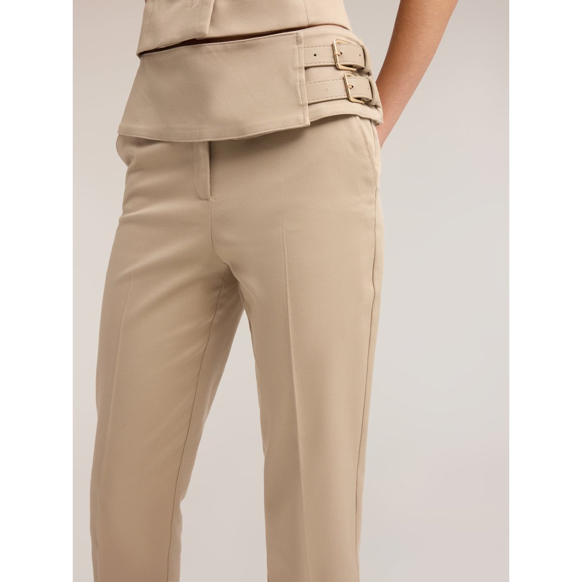 Pantalon regular avec empiècement et double ceinture beige, MOTIVI