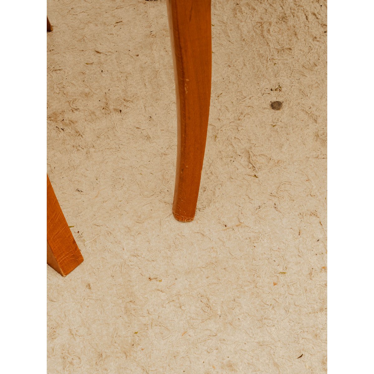 Paire de chaises en bois et tissu vert Claude N°1734 - Bon état bois foncé, DEBONGOUT