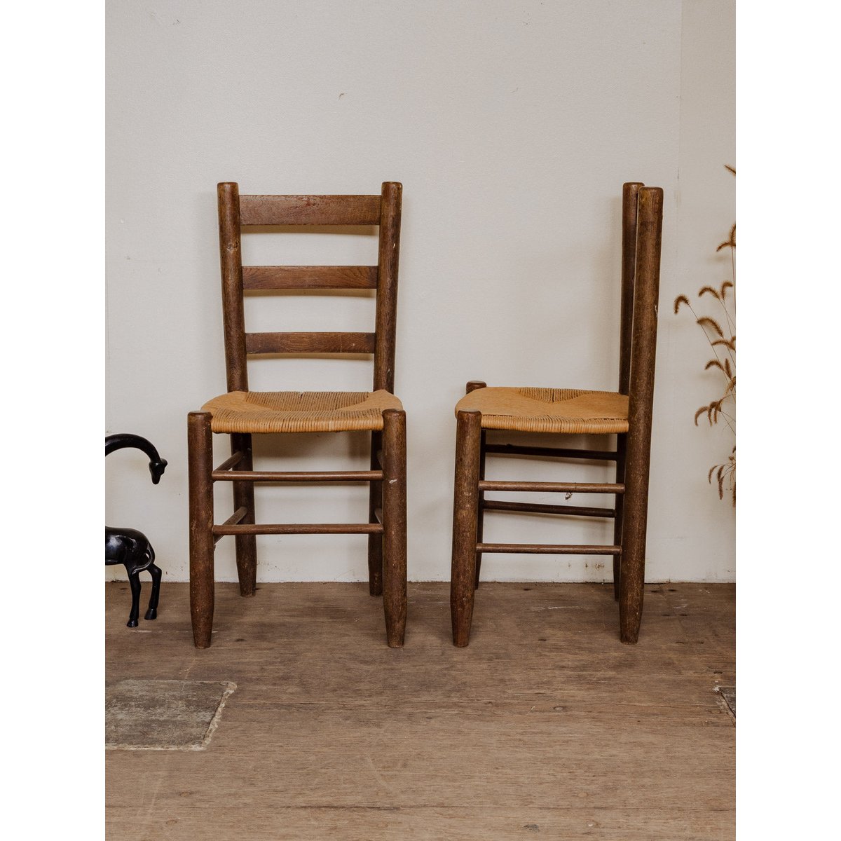 Paire de chaises en bois Claude N°1241 - Bon état bois foncé, DEBONGOUT