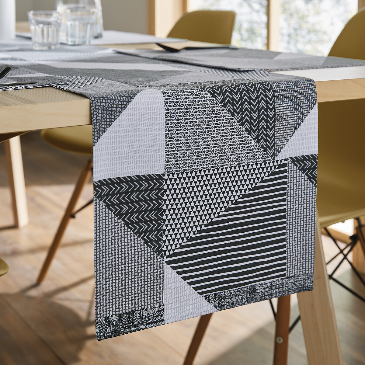 Larsson Geo Table Runner grey, CATHERINE LANSFIELD