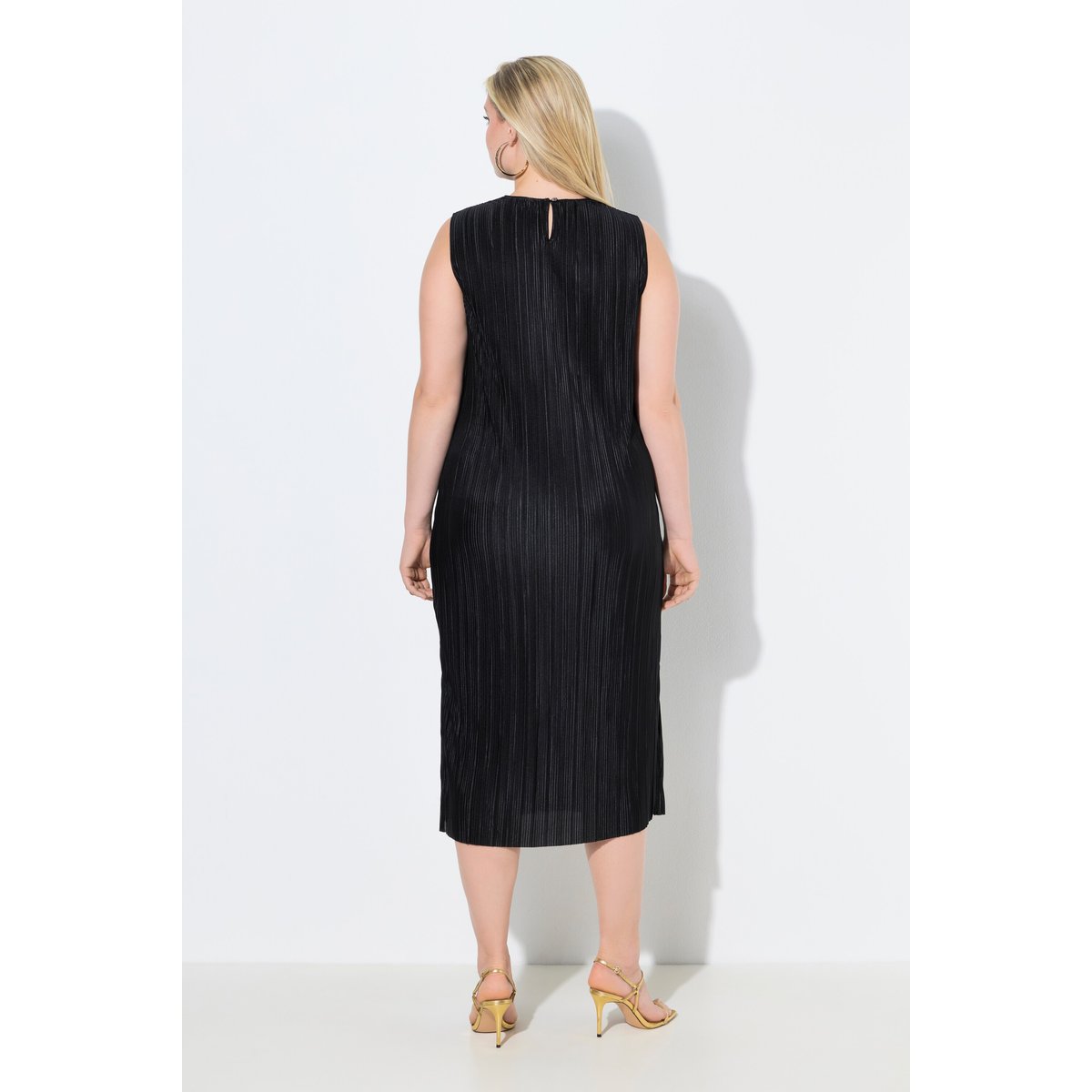 Robe midi plissée. Sans manches. Encolure noir, ULLA POPKEN