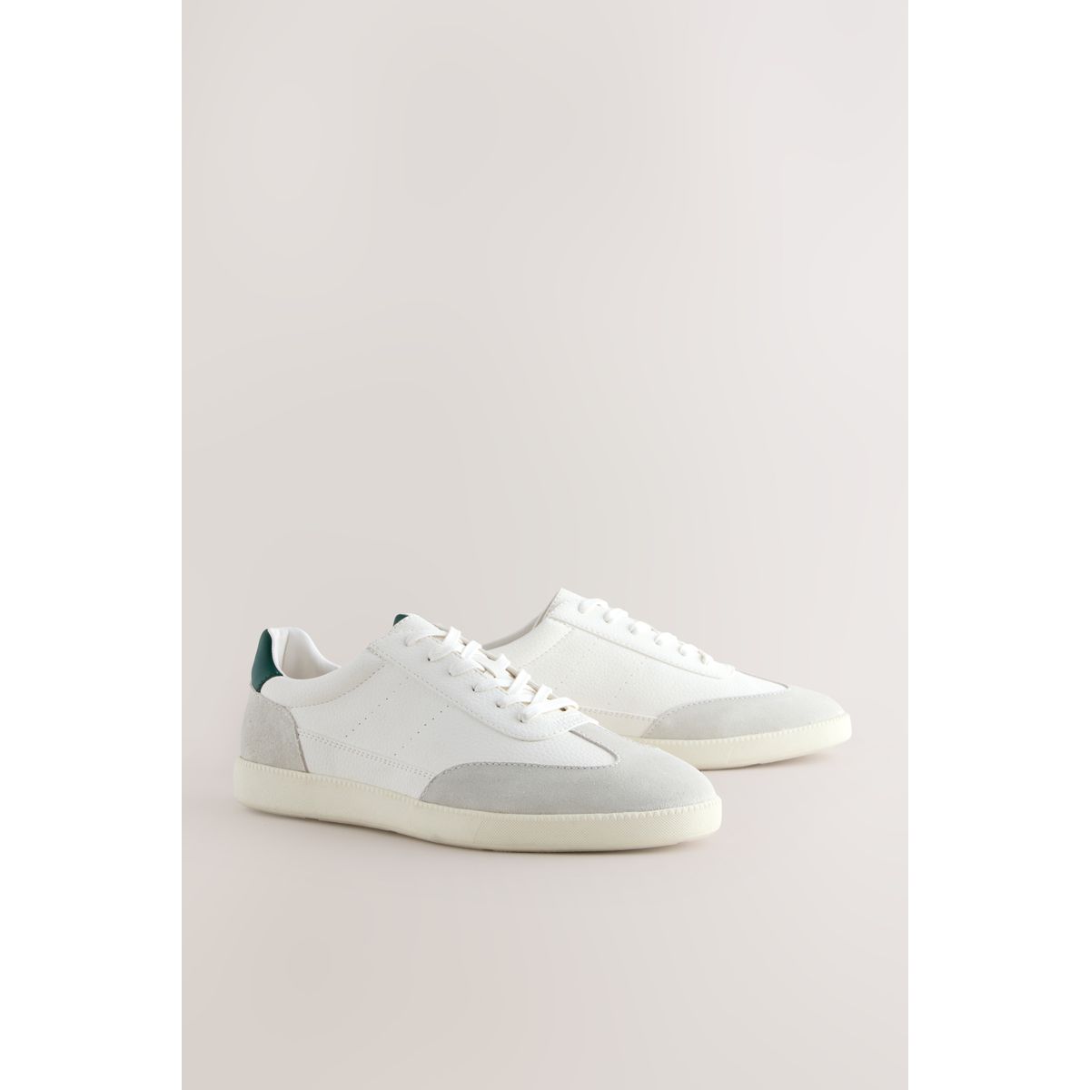Baskets à lacets chic et es avec daim blanc, NEXT