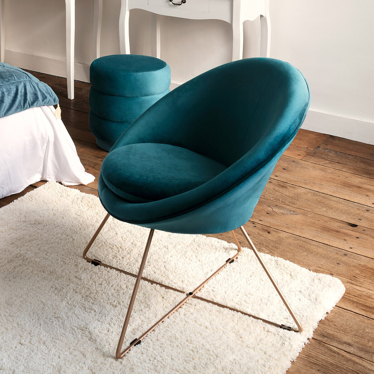 Fauteuil rétro en velours piètement métal EVAN bleu, ATMOSPHERA