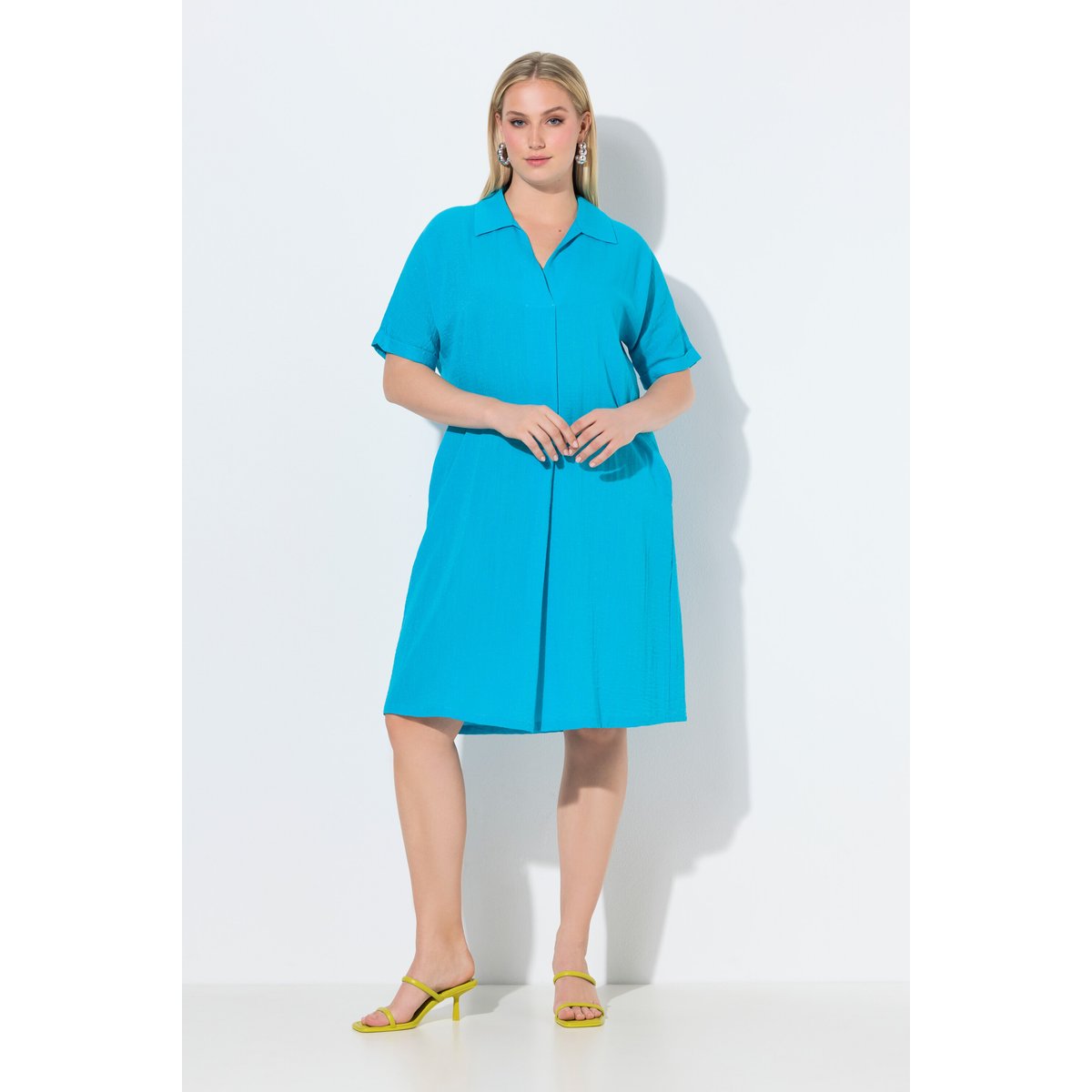 Robe courte oversized. Décolleté V et col aqua turquoise, ULLA POPKEN