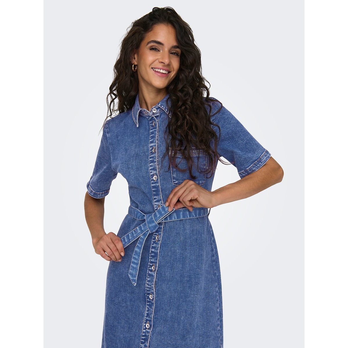 Robe en jean, manches courtes, avec ceinture medium blue, ONLY
