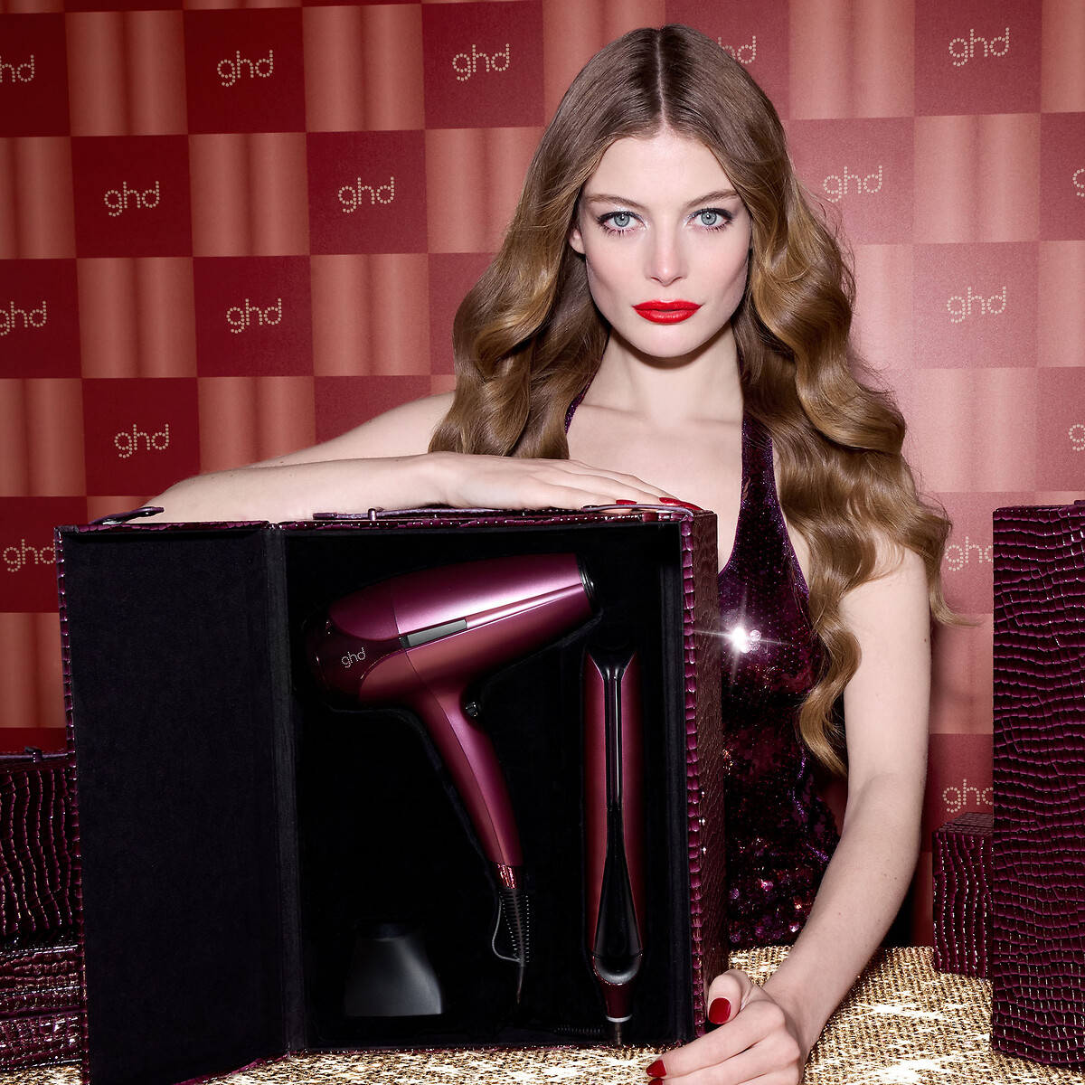 Coffret Lisseur Chronos et Sèche-Cheveux Helios rouge cherry, GHD