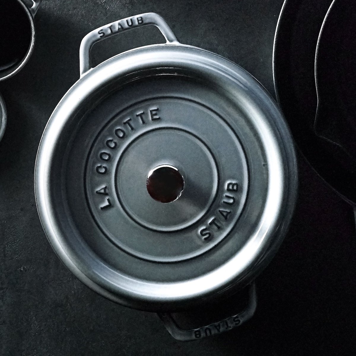 Cocotte ronde 24 cm Gris graphite gris graphite, STAUB