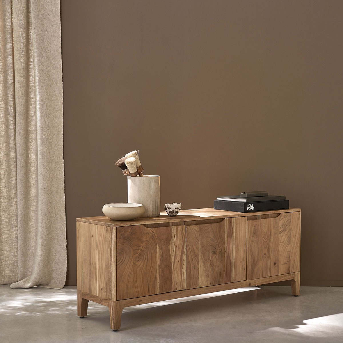 Meuble TV en acacia massif 3 portes SAMSO couleur unique, BERAH GETAH