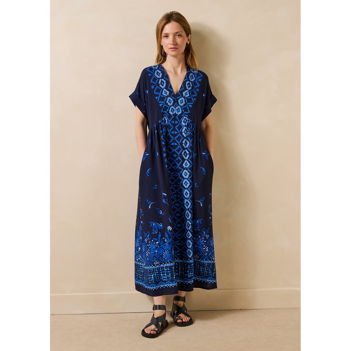 Robe longue ample col V à imprimé bleu, LA FEE MARABOUTEE