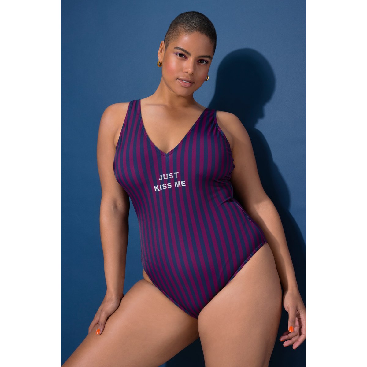 Maillot de bain rayé. Bonnets souples bleu foncé, STUDIO UNTOLD