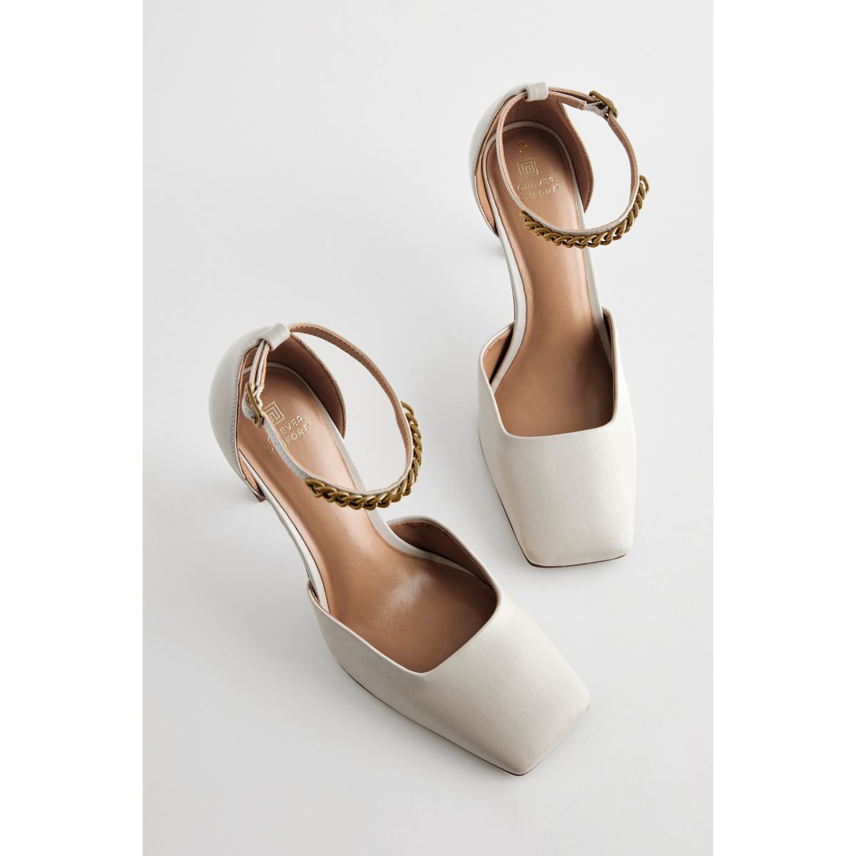 Chaussures à talons avec chaîne et bout carré crème, NEXT