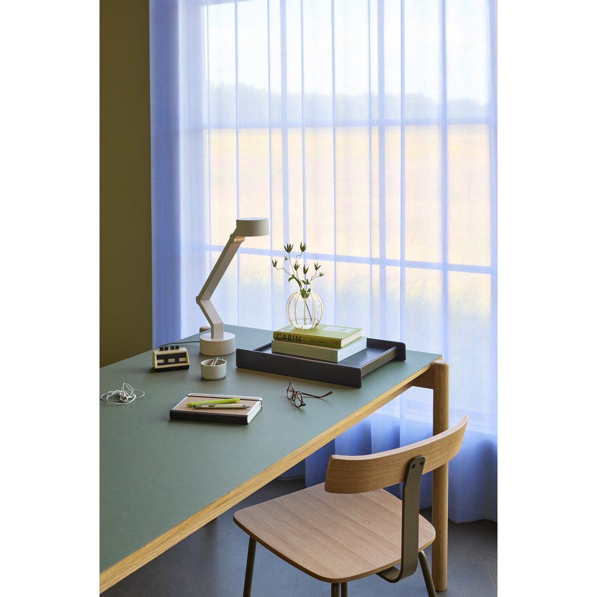 Lampe de table en fer et polycarbonate VERVE gris clair, HUBSCH