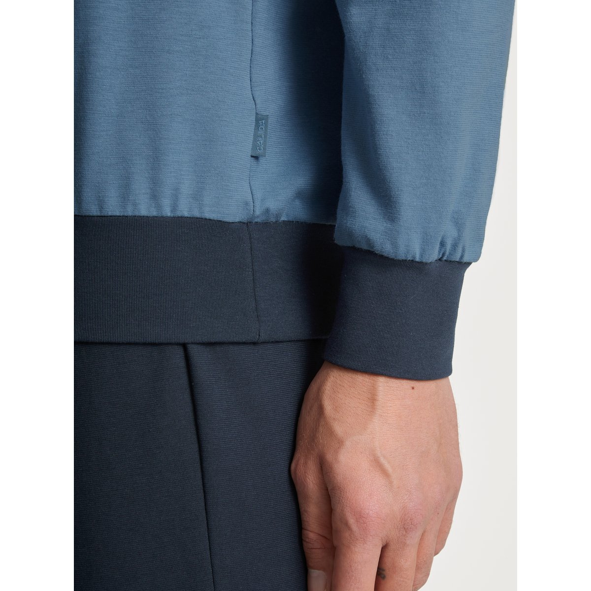 Pyjama avec bords élastiques manches longues Coton RELAX ESSENTIALS bleu couronne, CALIDA