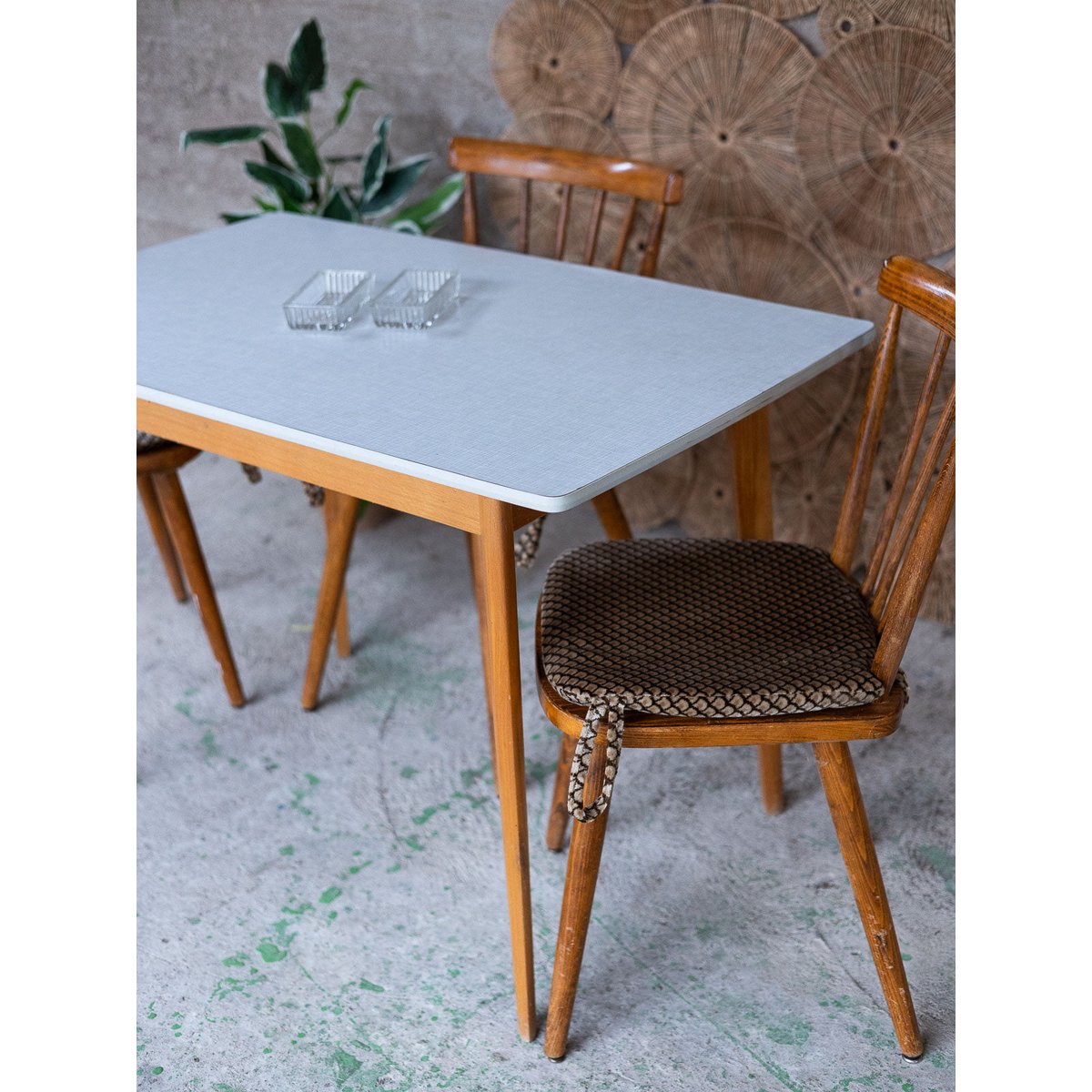 Ensemble de table et chaises scandinaves Auguste N°22 - Bon état bois clair, DEBONGOUT