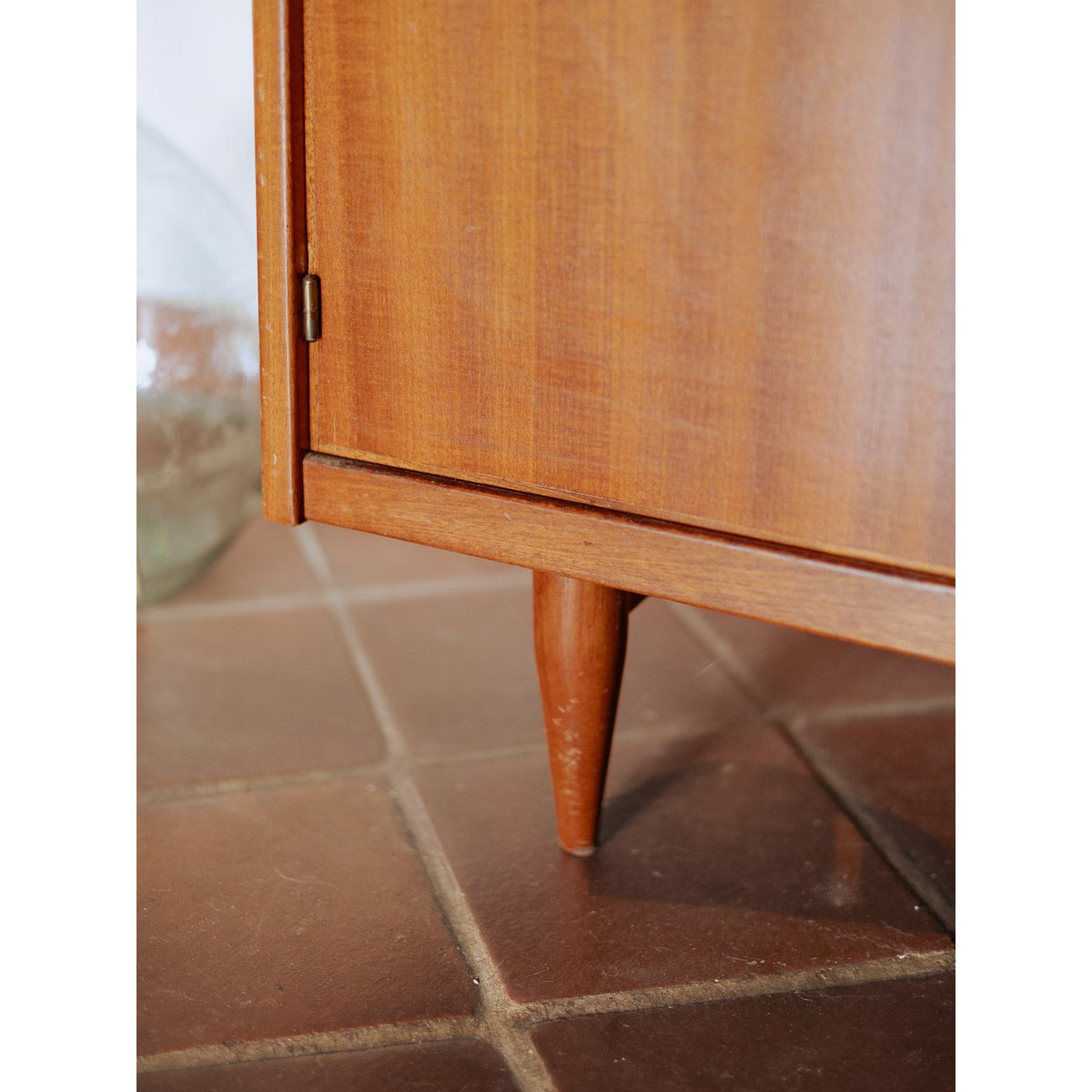Commode au plateau en marbre blanc Olga N°686 - Bon état bois clair, DEBONGOUT