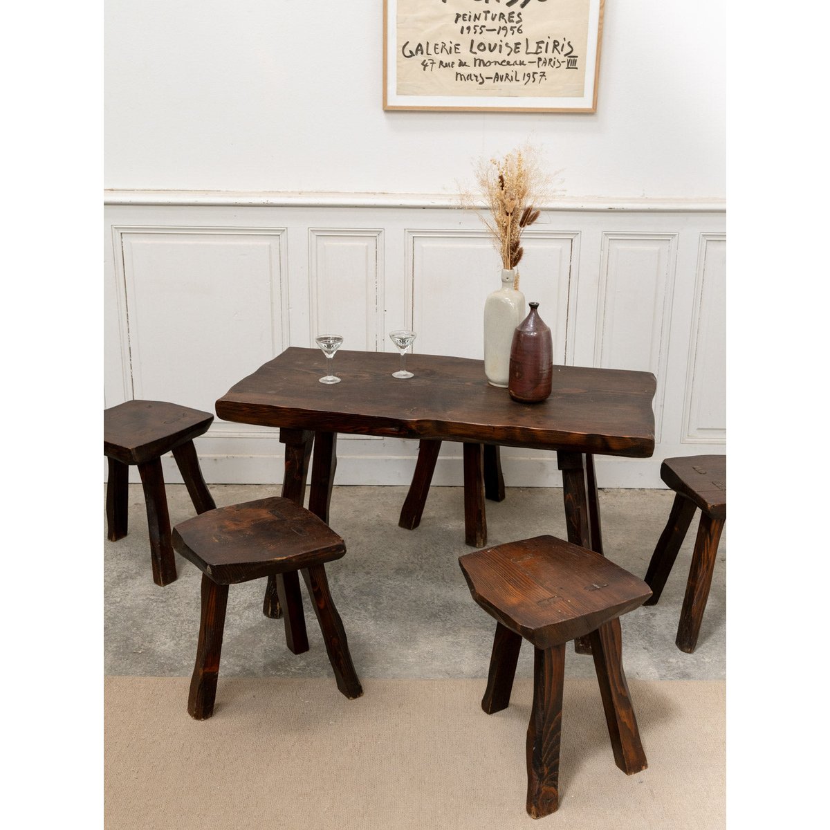Table brutaliste et ses cinq tabourets Ange N°25 - Bon état bois foncé, DEBONGOUT