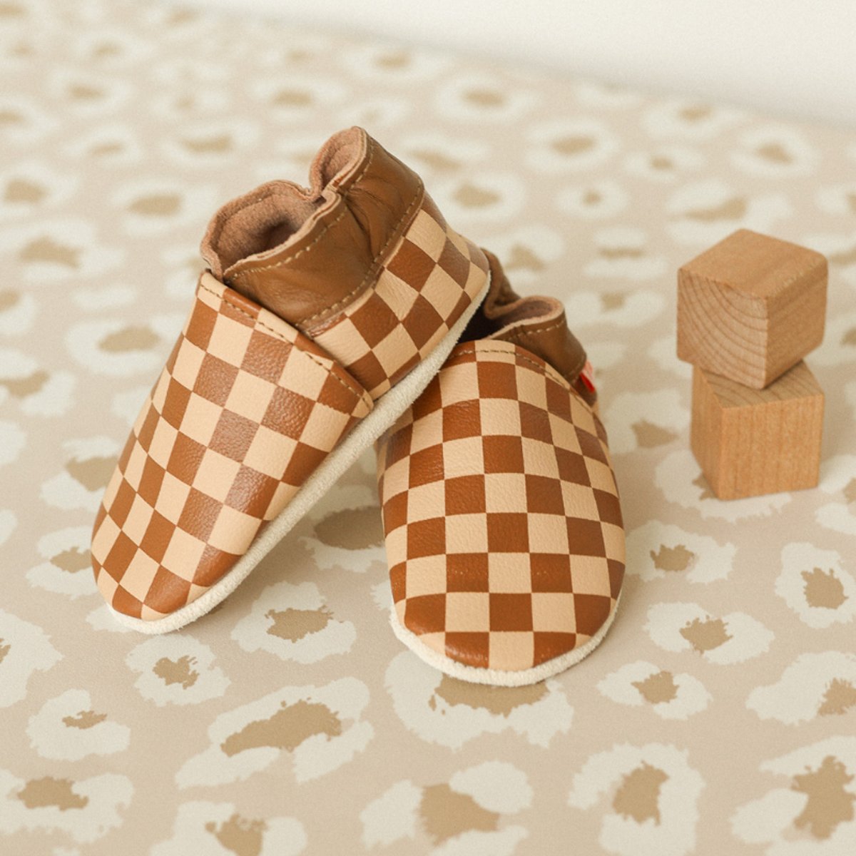 Chaussons bébé cuir souple damier marron, TICHOUPS