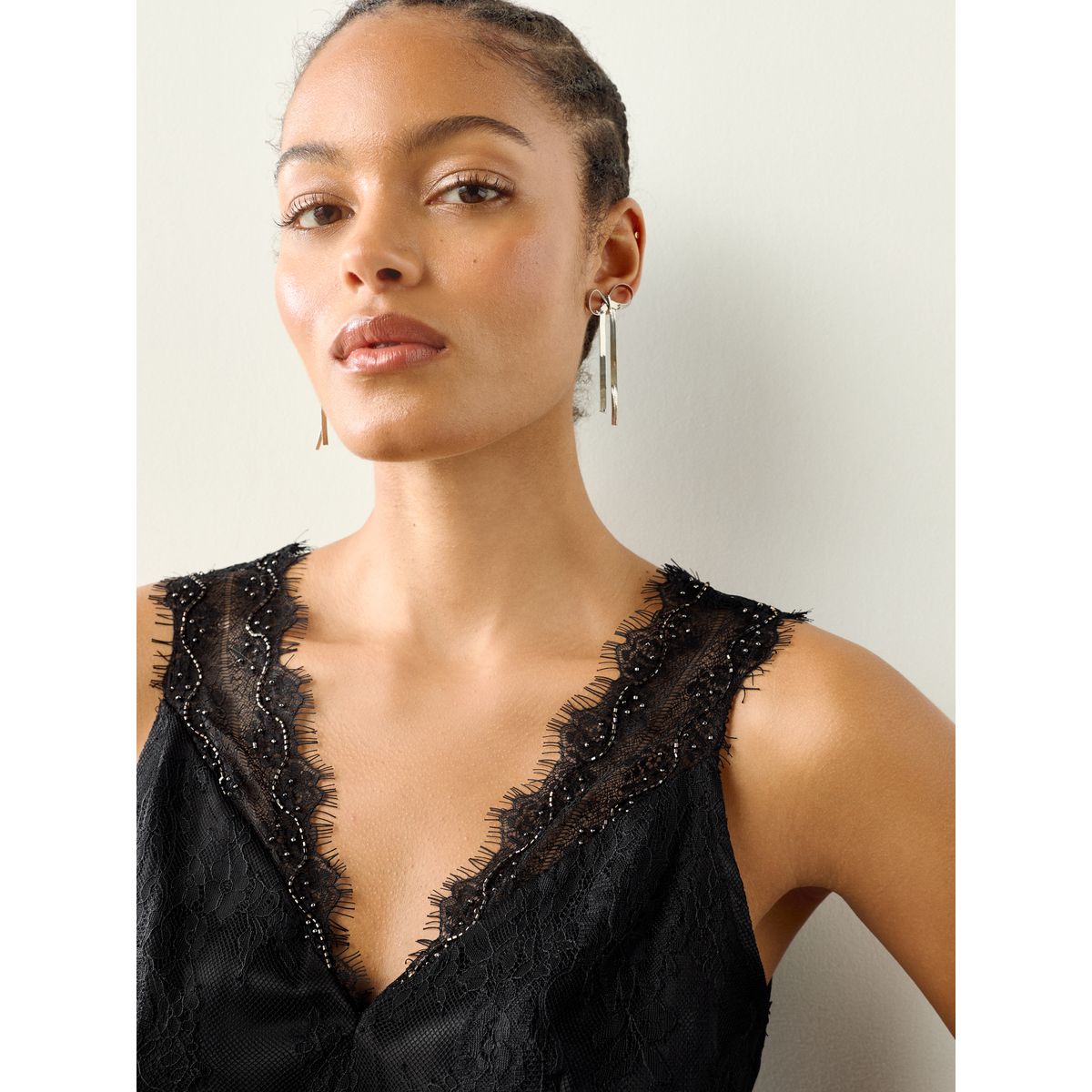 Robe mi-longue en satin à col v dentelle noir, NEXT