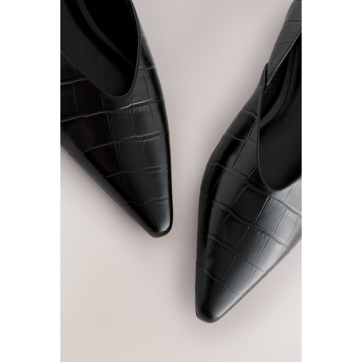 Ballerines pointues en cuir noir effet croco, NEXT