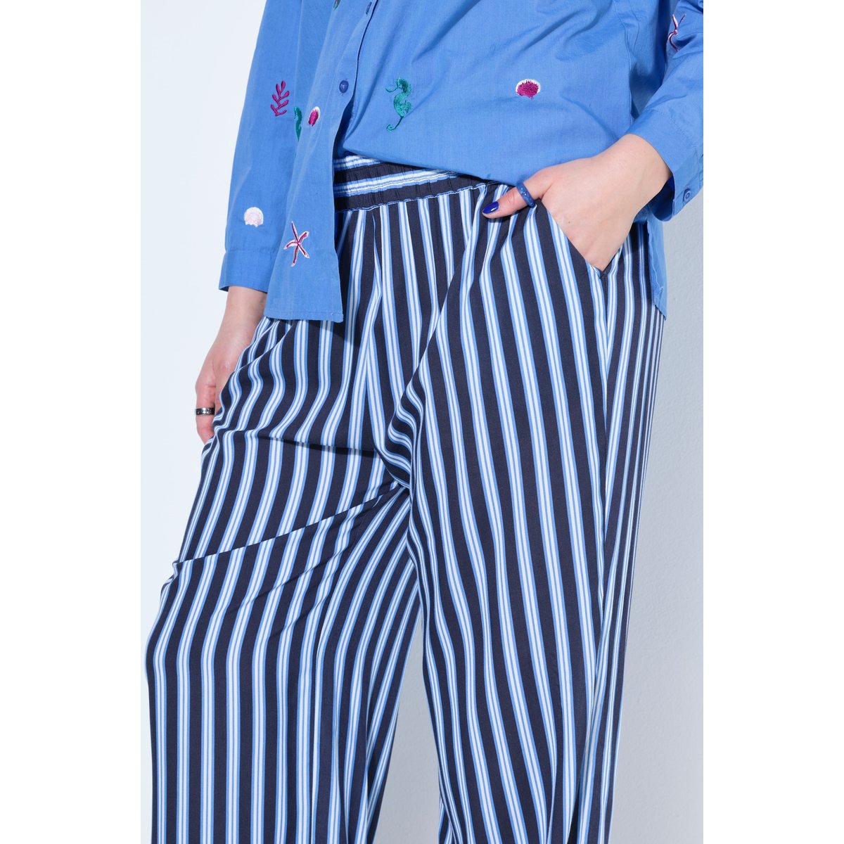 Pantalon jambes larges, taille haute, rayures bleu foncé, STUDIO UNTOLD