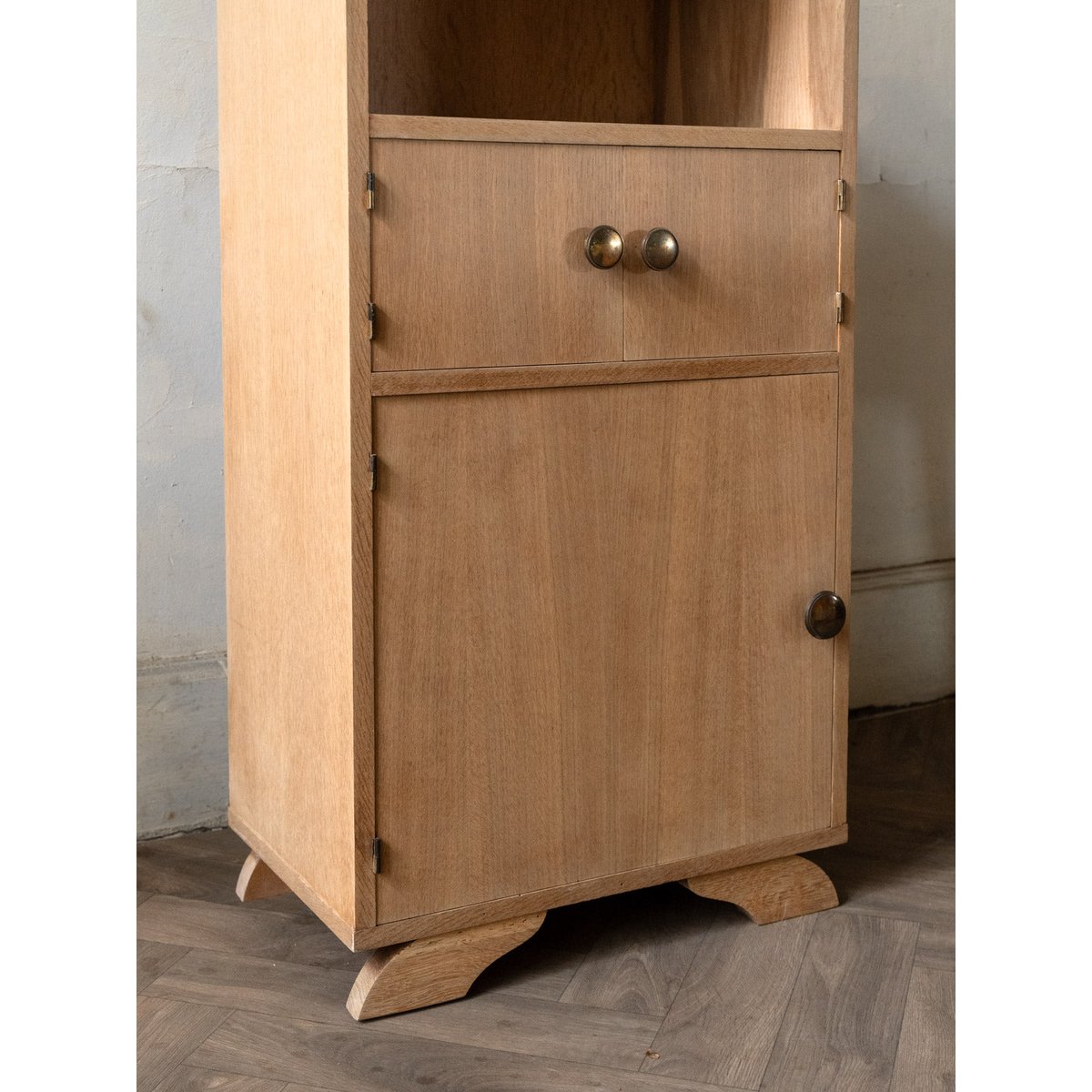 Petit buffet haut en bois Gilbert N°1747 - Bon état bois clair, DEBONGOUT