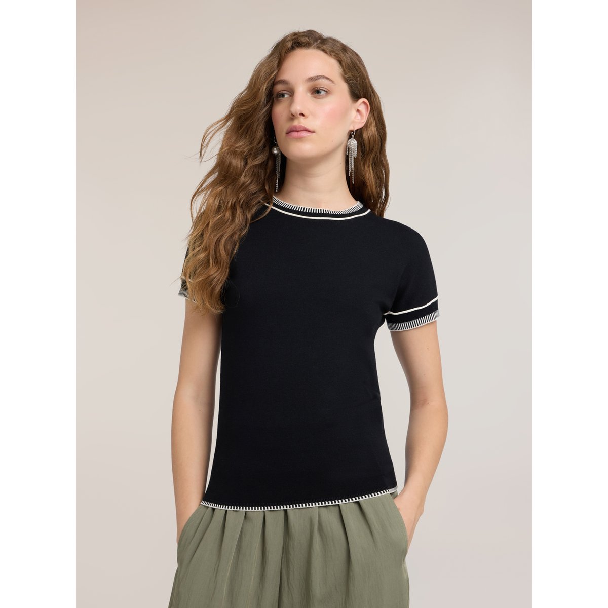 Pull en maille unie avec bords contrastants noir, MOTIVI