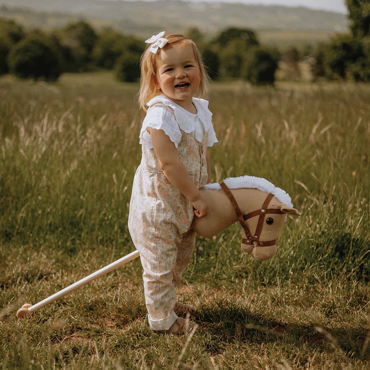 Cheval bâton en bois et velours côtelé marron, BIGJIGS