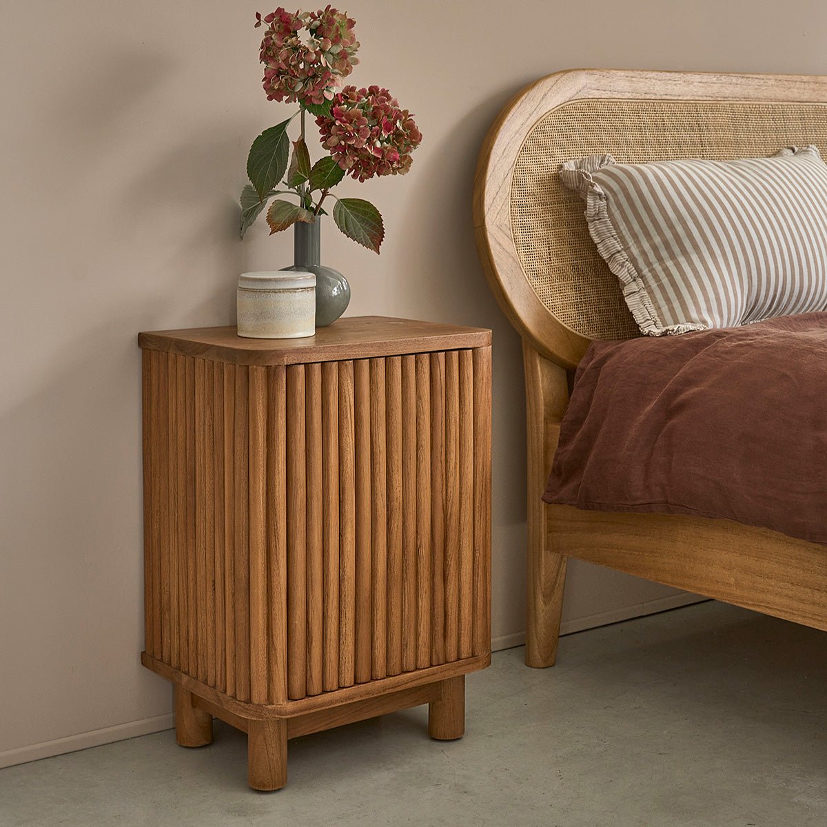 Table de chevet en teck massif 40 cm 1 porte  COLINE naturel, BERAH GETAH