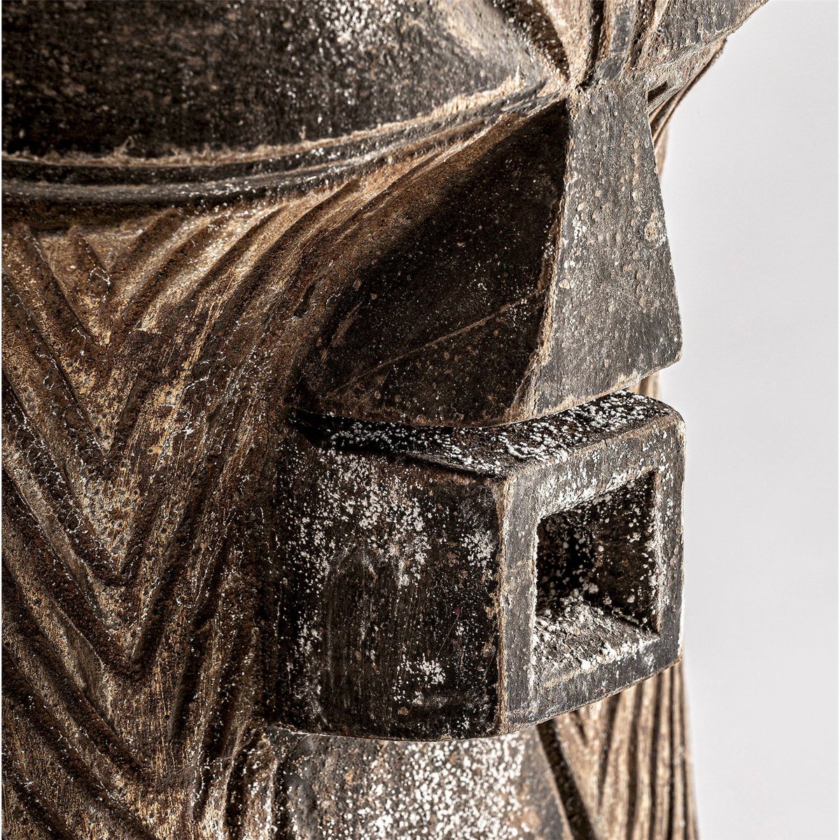 Sculpture figure ethnique en bois sur socle marron vieilli et noir, RECOLLECTION
