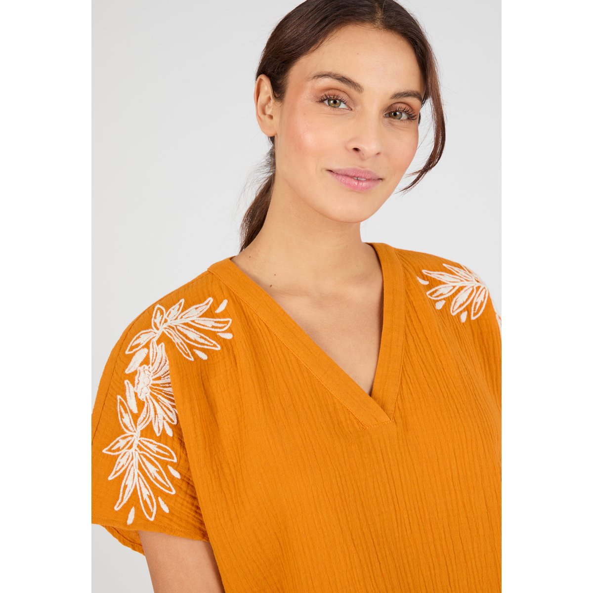 Blouse brodée en double gaze effet crêpé orange ocre, DAMART
