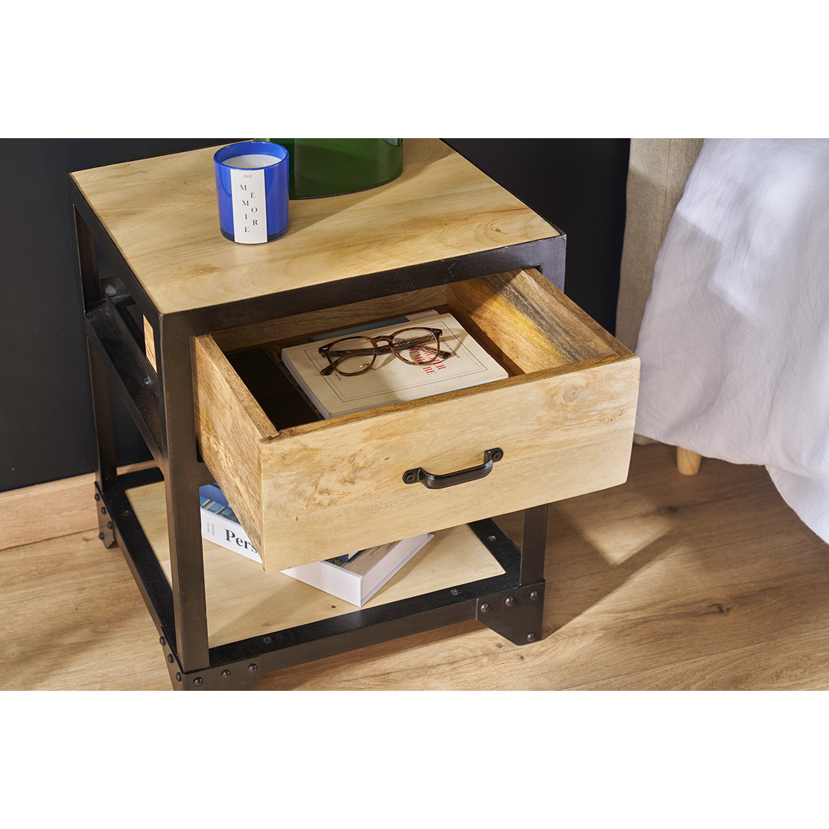 Table de chevet avec tiroir industrielle en bois manguier massif INDUSTRIA bois clair / noir, MILIBOO