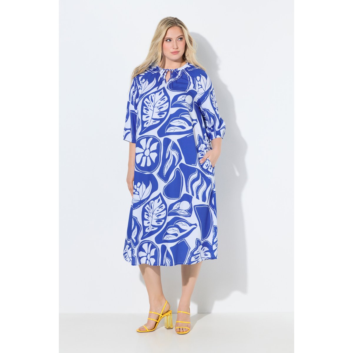 Robe midi dans un imprimé graphique bleu azur, ULLA POPKEN