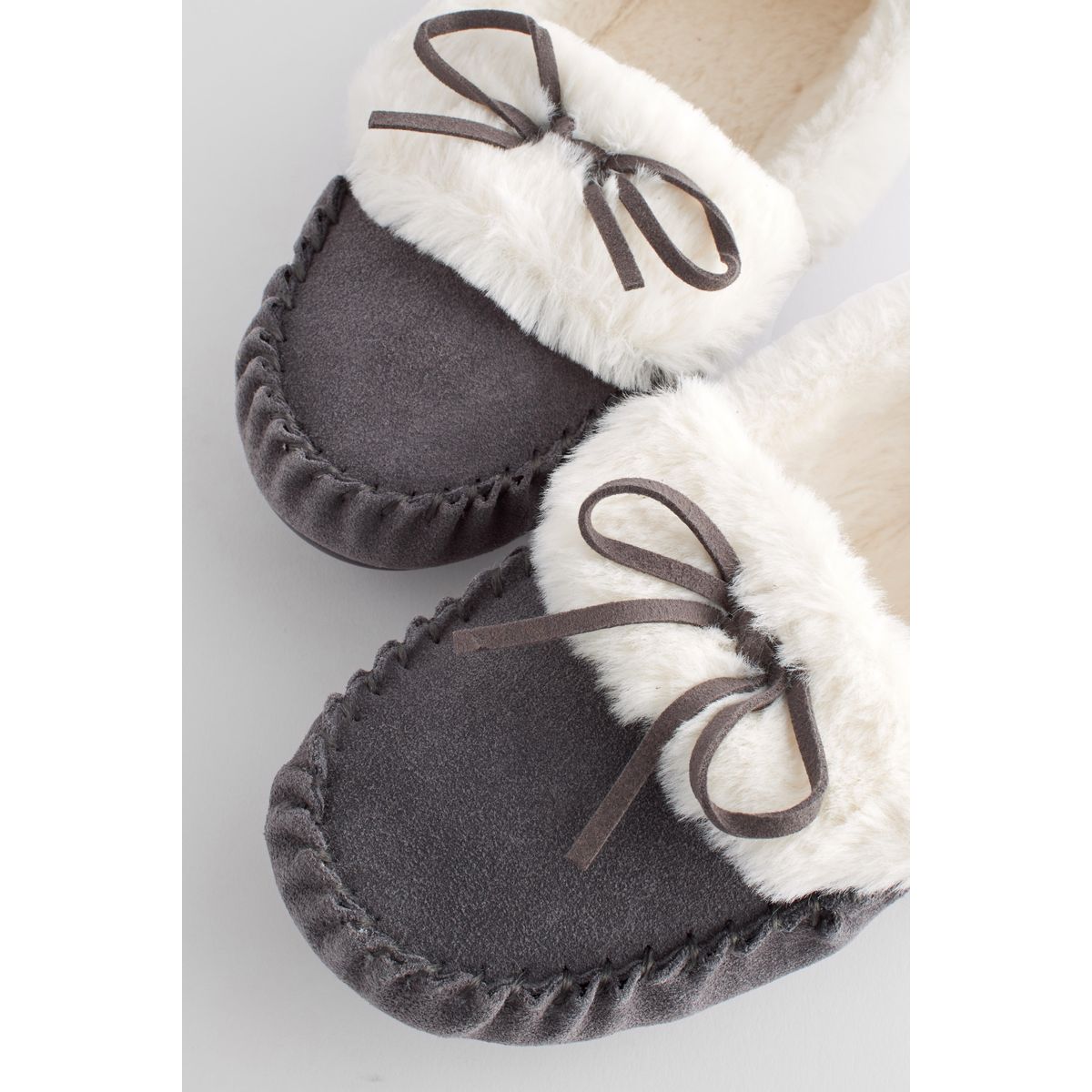 Chaussons style mocassins en daim gris, NEXT