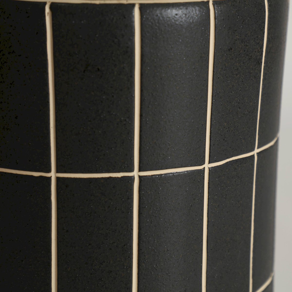 Bout de canapé cylindrique céramique tank noir mat avec lignes contrastées, RECOLLECTION