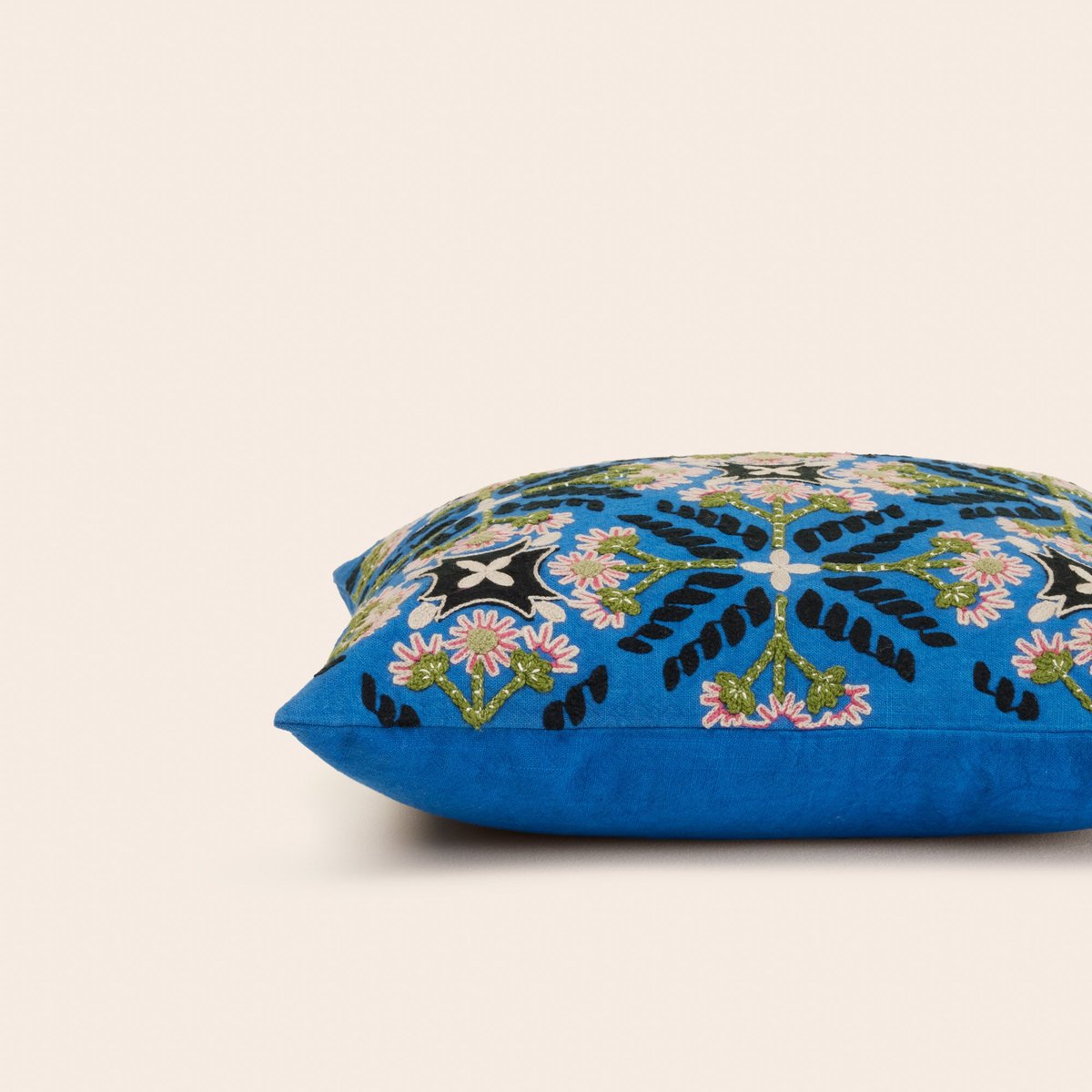 Housse De Coussin en Coton rebrodé d'une broderie florale NAJOUA bleu à coloris multiples, MADURA