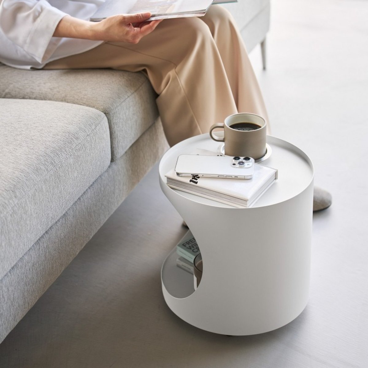 Petite table d'appoint à roulettes métal TOWER blanc, YAMAZAKI
