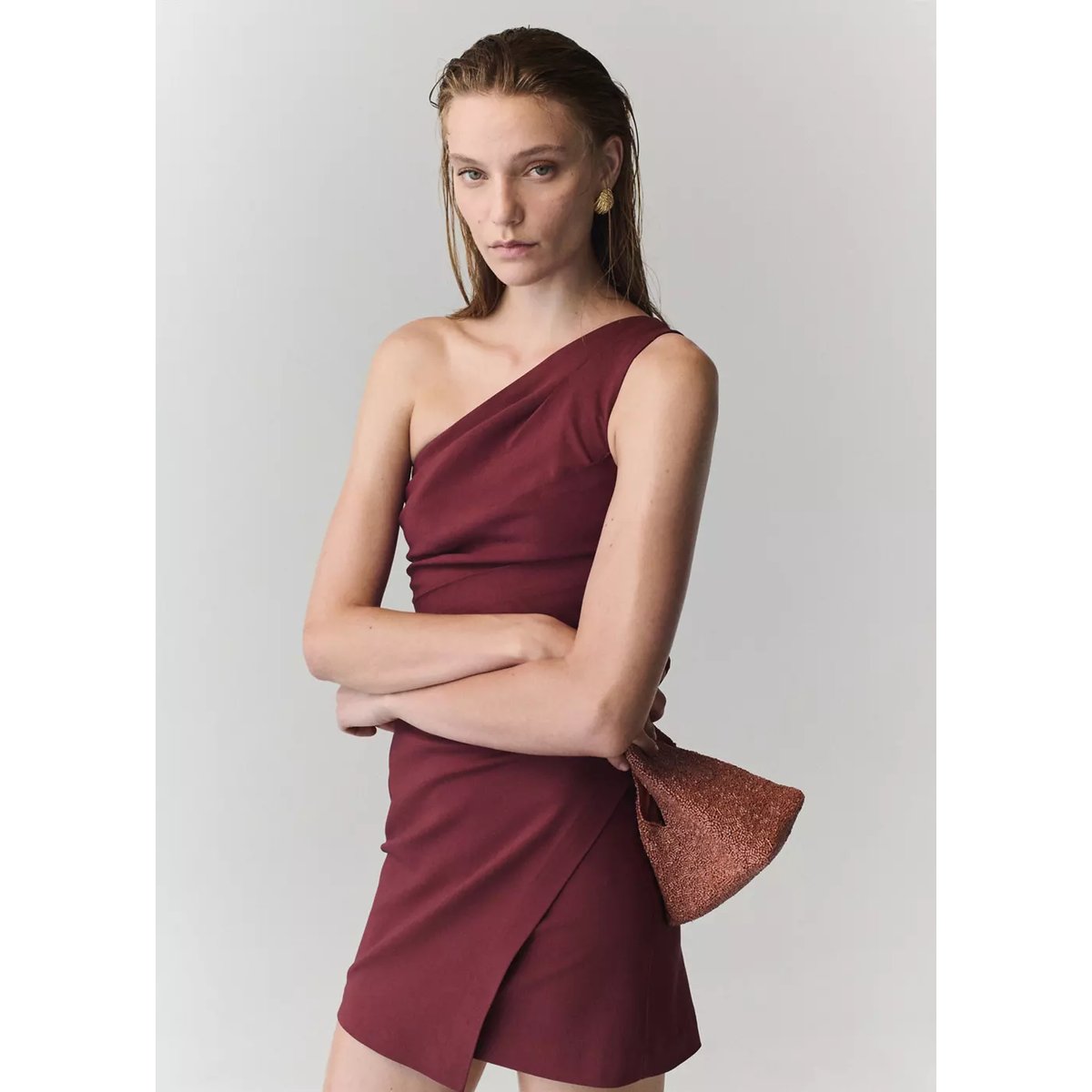 Robe asymétrique froncée bordeaux, MANGO