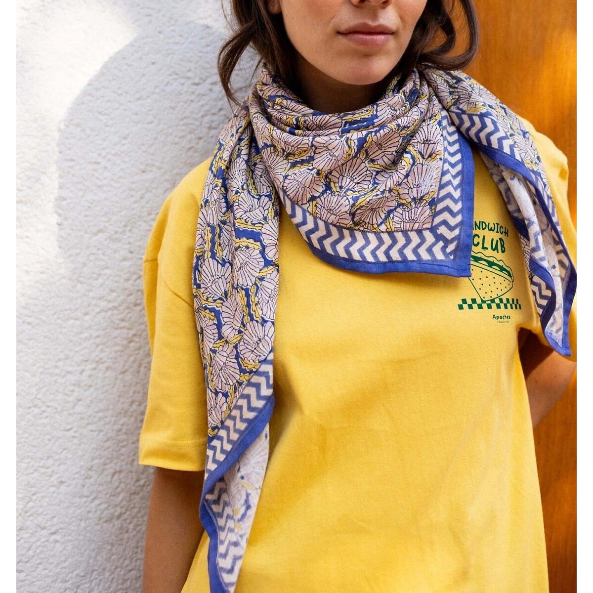Lenço grande com estampado, LATIKA MOLLY estampado floral azul, APACHES COLLECTIONS