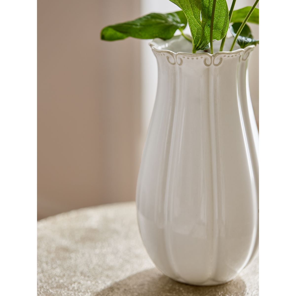 Vase en céramique vintage à bord relief blanc, NEXT