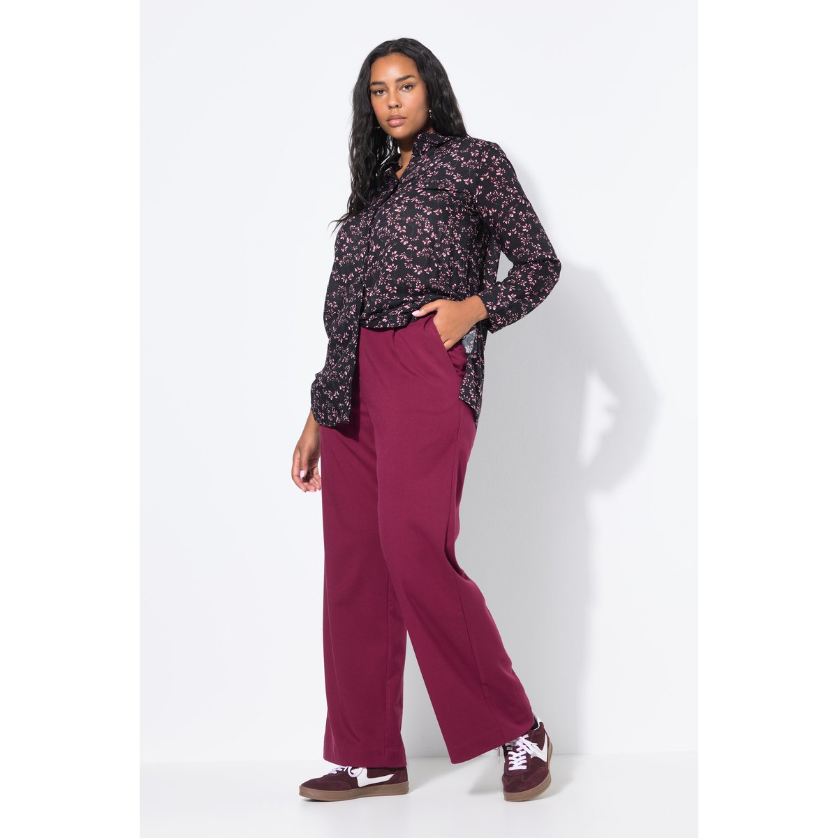 Pantalon taille haute à jambes larges et rouge vin, STUDIO UNTOLD