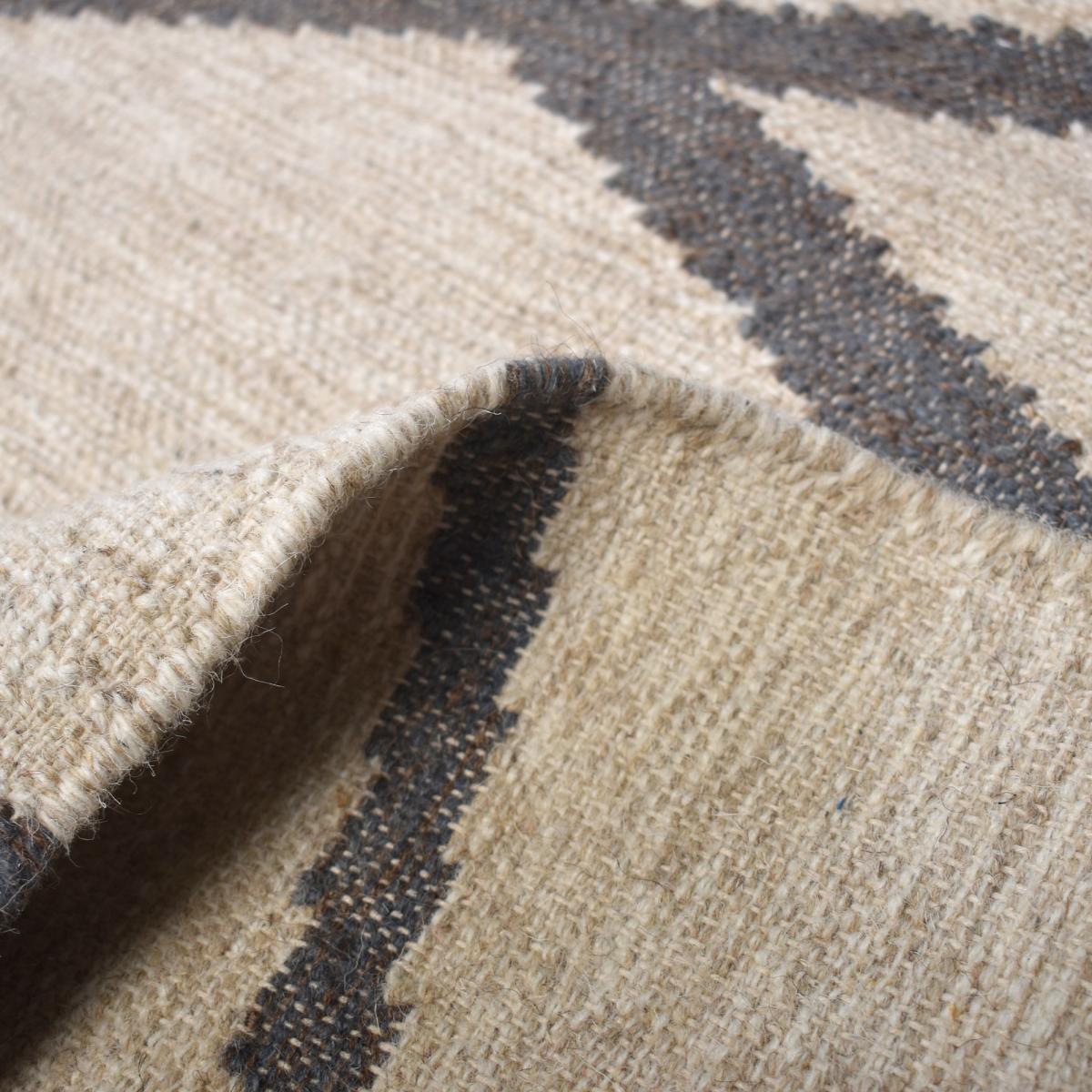 Tapis kilim BLANBLEU, fait à la main en laine motif géométrique blanc, bleu, UN AMOUR DE TAPIS
