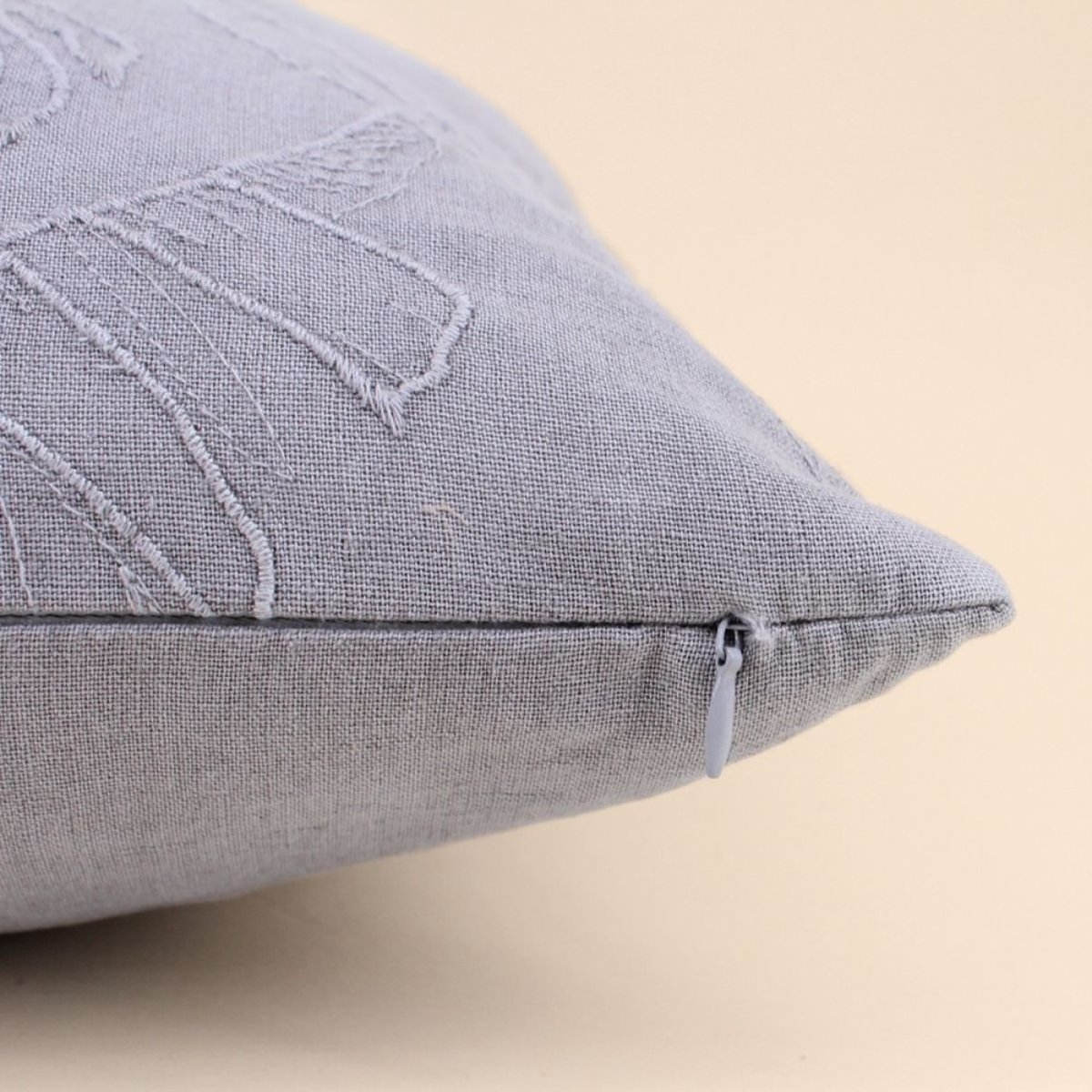 Coussin brodé feuillage avec lin 40x40cm gris, ORNAMI