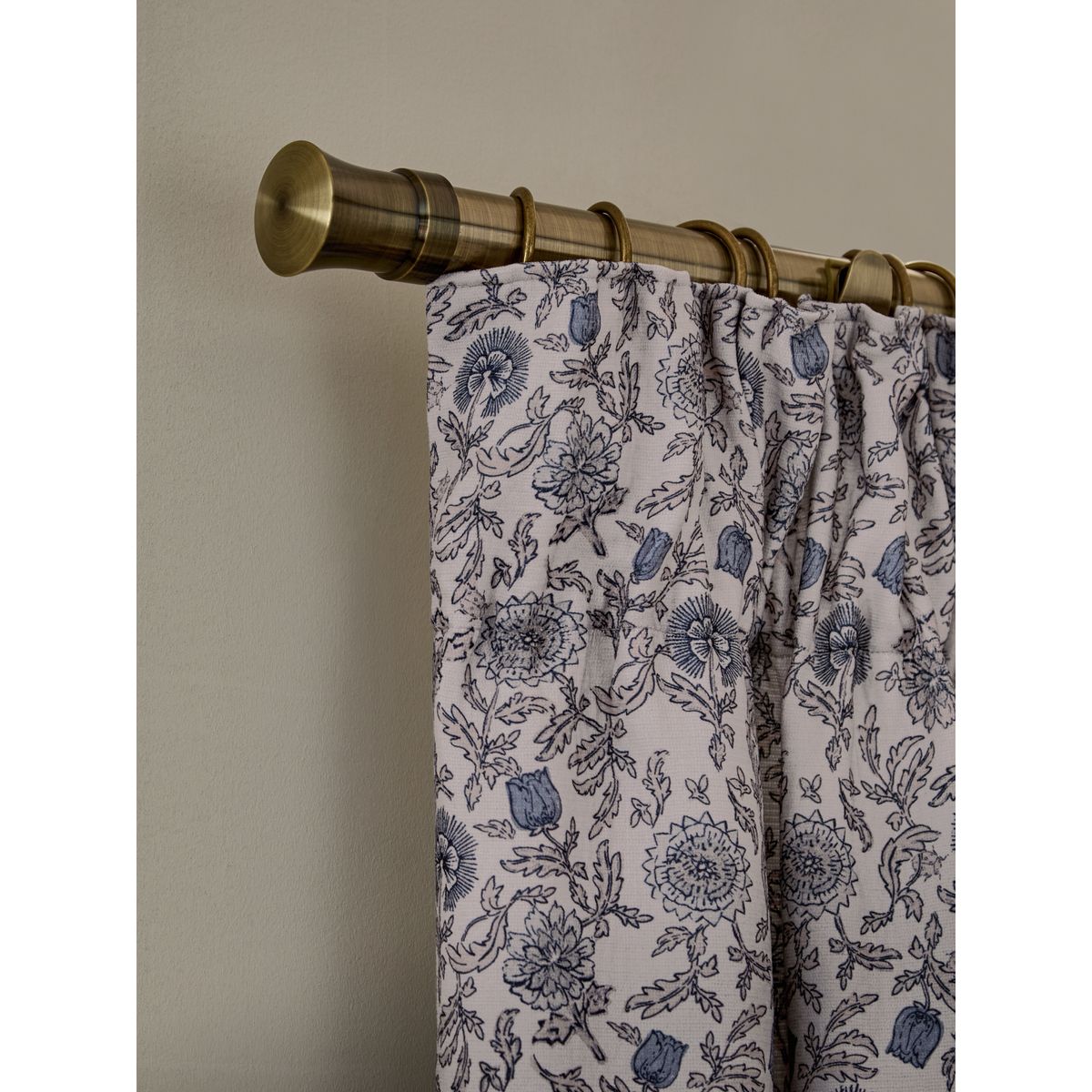 Rideaux doublés en chenille à plis et fleurs naturel/bleu, NEXT