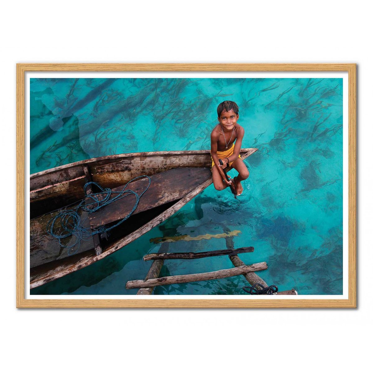 Affiche d’art et cadre noir 50 x 70 cm - Bajau Boy - Hesham  Alhumaid affiche d'art, WALL EDITIONS