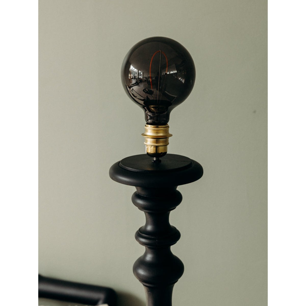 Lampadaire au bois tourné Julien N°352 - Bon état noir, DEBONGOUT