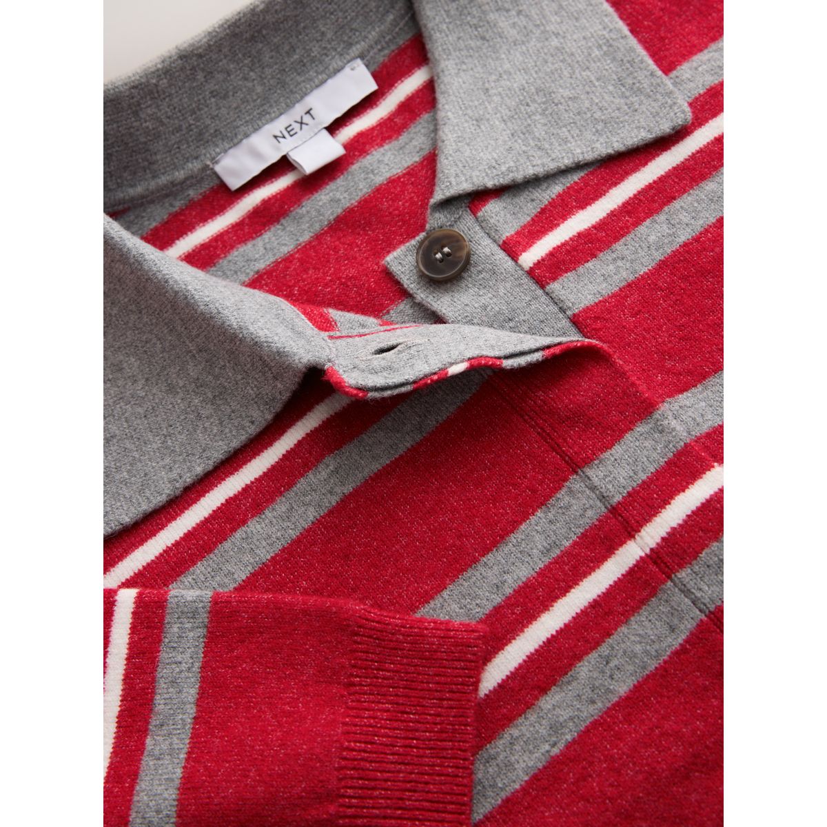 Polo en maille ultra-douce à manches courtes rayure rouge/gris, NEXT