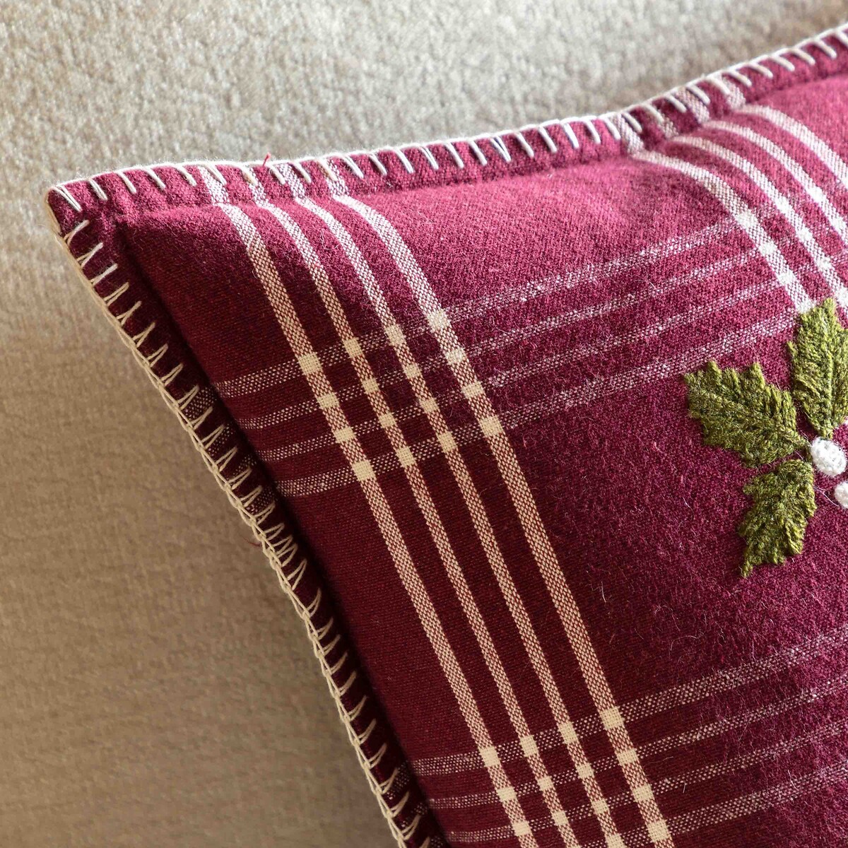 Vintage Joy to the World Cushion red, ÉDITÉ