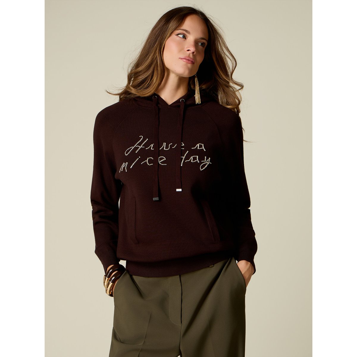 Pull à capuche avec broderie bijou marron, OLTRE