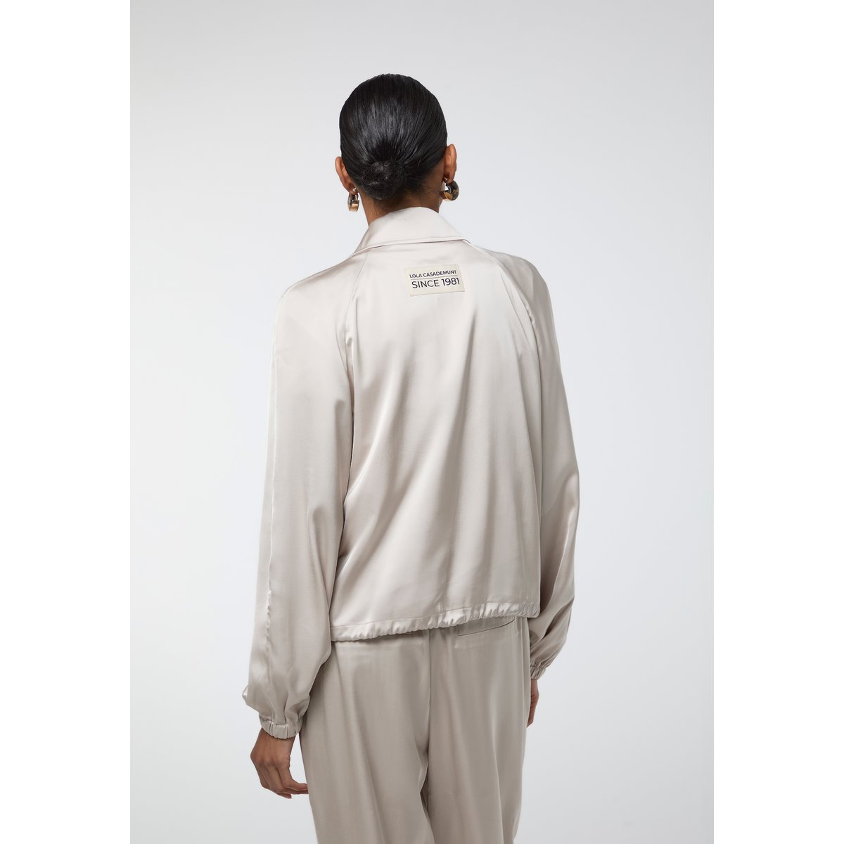 Veste bomber satinée à taille élastiquée beige, LOLA CASADEMUNT