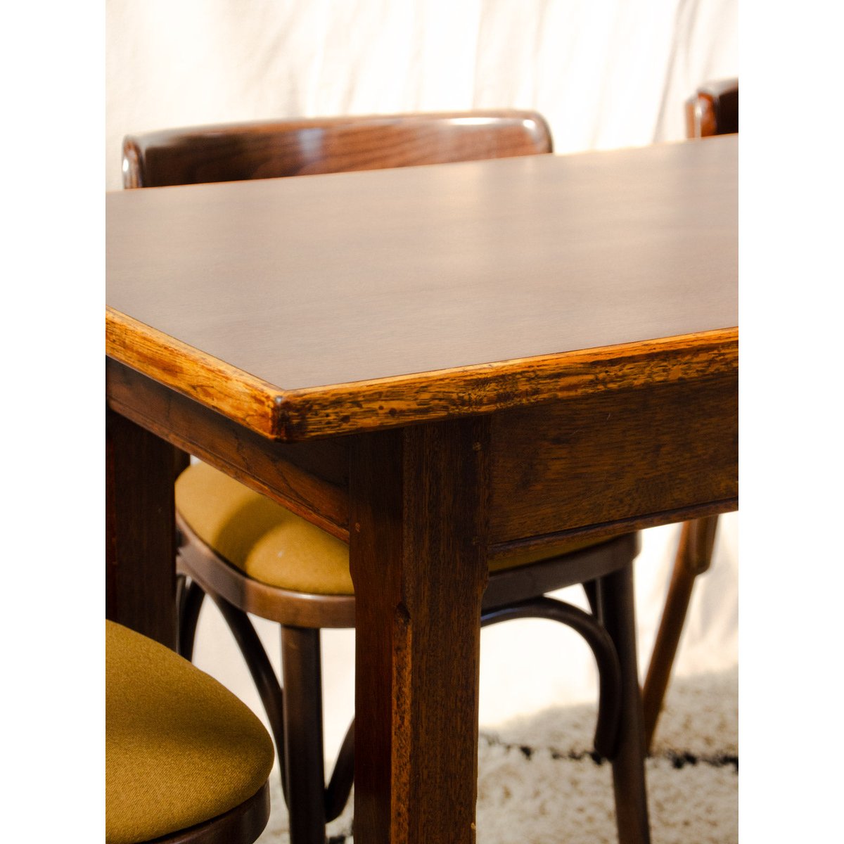 Table à manger en chêne foncé Romy N°1609 - Bon état bois foncé, DEBONGOUT